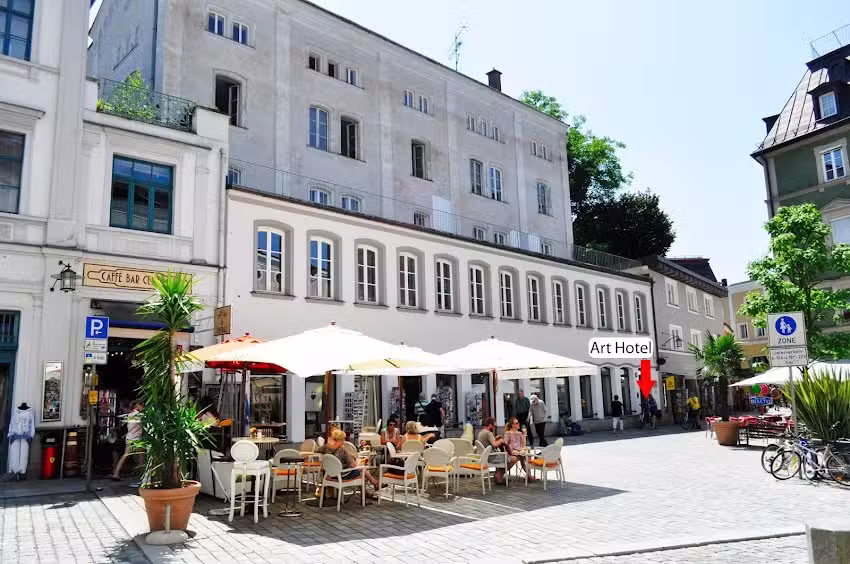 Art Hotel & Hostel