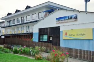 Hotel am Yachthafen – Familie Schirarend