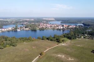 LYCHENURLAUB – Dein Ferienhaus am See.