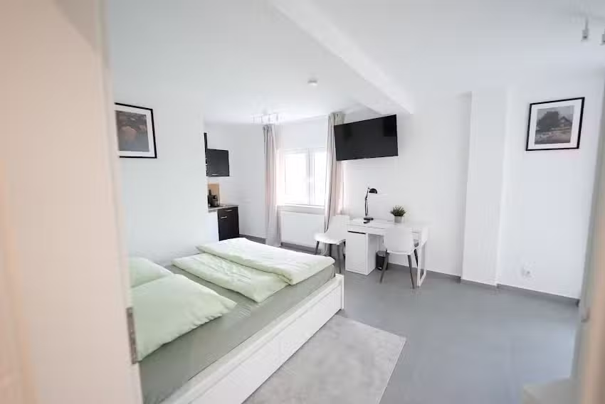 Modernes Apartment 24 Stunden Self-Check In mit Balkon & Parkplatz