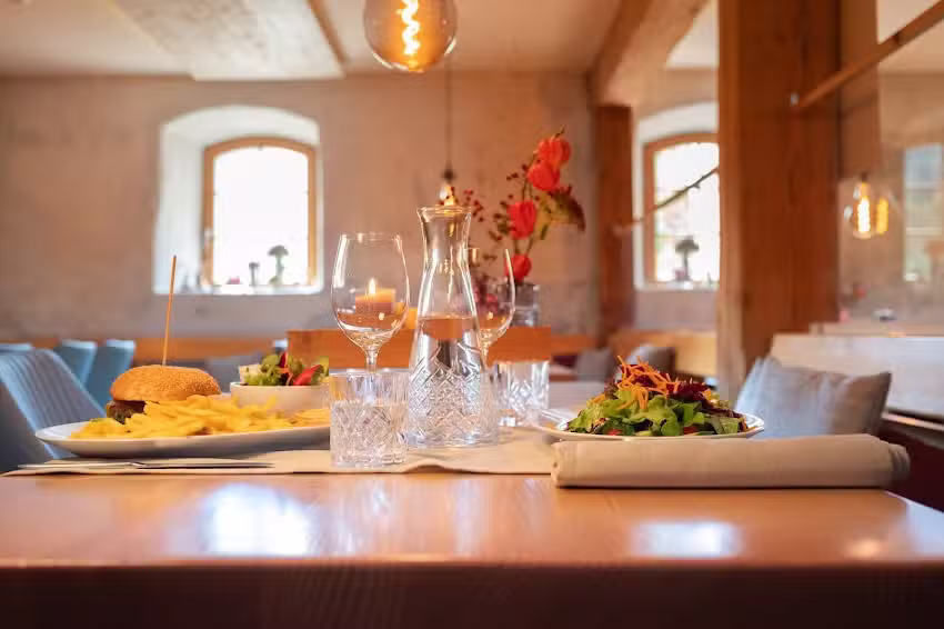 Rainhof Scheune &ndash; Restaurant Caf&eacute; Hotel