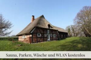 Reetdachkate am Feldrand in Damlos an der Ostsee