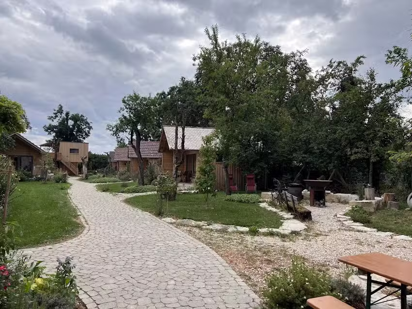 Schlafh&uuml;tten mit Feriengarten