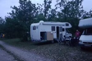 Wohnmobil- und Wohnwagenstellplatz