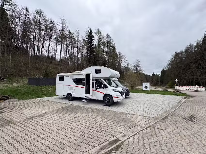 Wohnmobilstellplatz, bein Waldcamping
