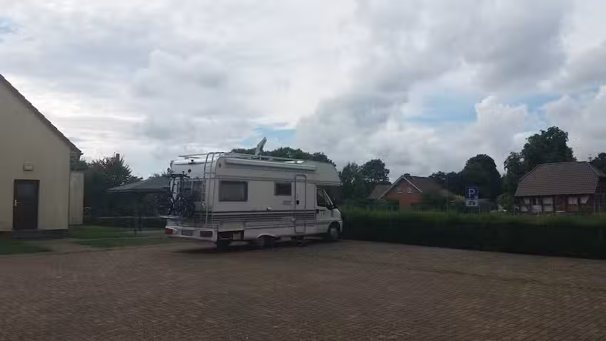 WOHNMOBILSTELLPLATZ BERGE~MUGGERKUHL