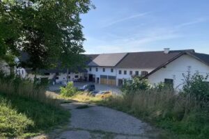 Wohnmobilstellplatz Eglafing bei Dorfen – AlpacaCamping